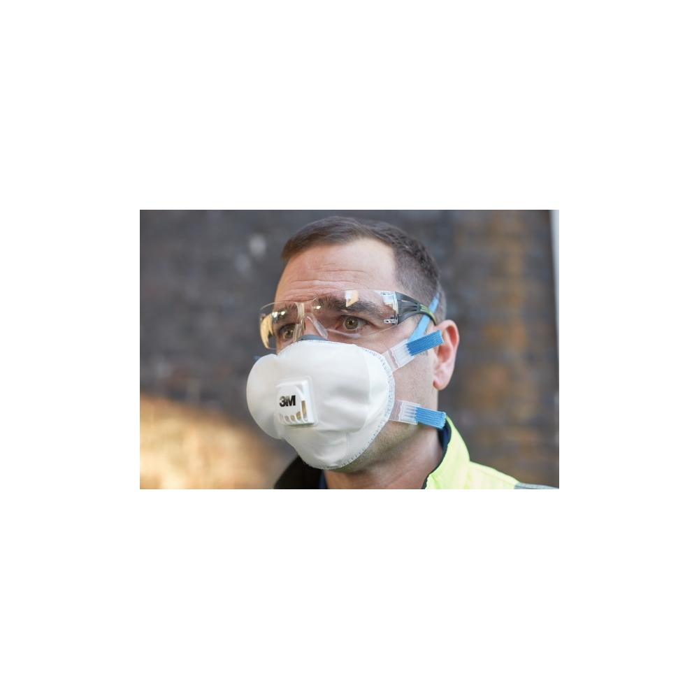 Respiratore 3M 8825, antipolvere, con valvola, bianca, indossata da un operatore, serie 8000
