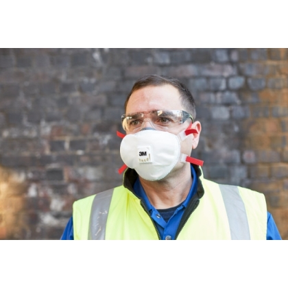 Respiratore 3M 8833, antipolvere, con valvola, bianca, indossata da un operatore, serie 8000