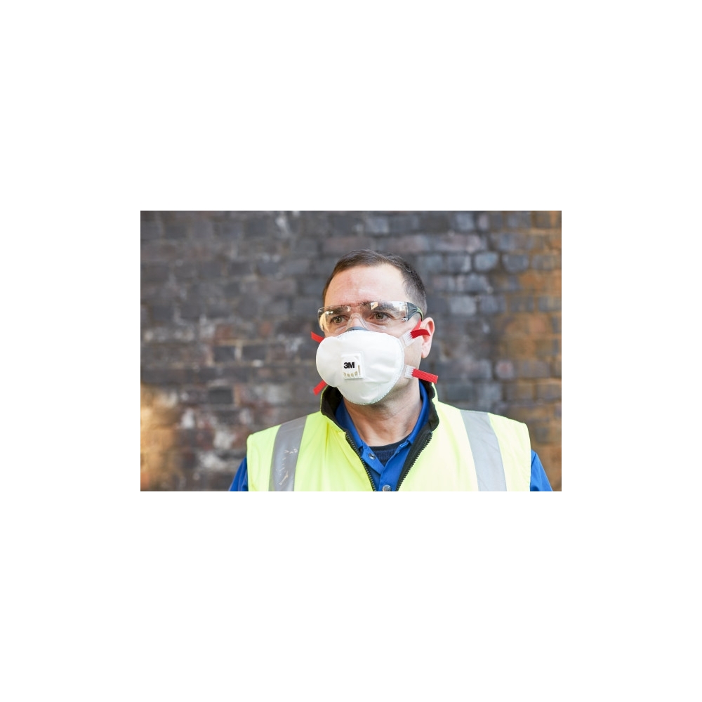 Respiratore 3M 8833, antipolvere, con valvola, bianca, indossata da un operatore, serie 8000